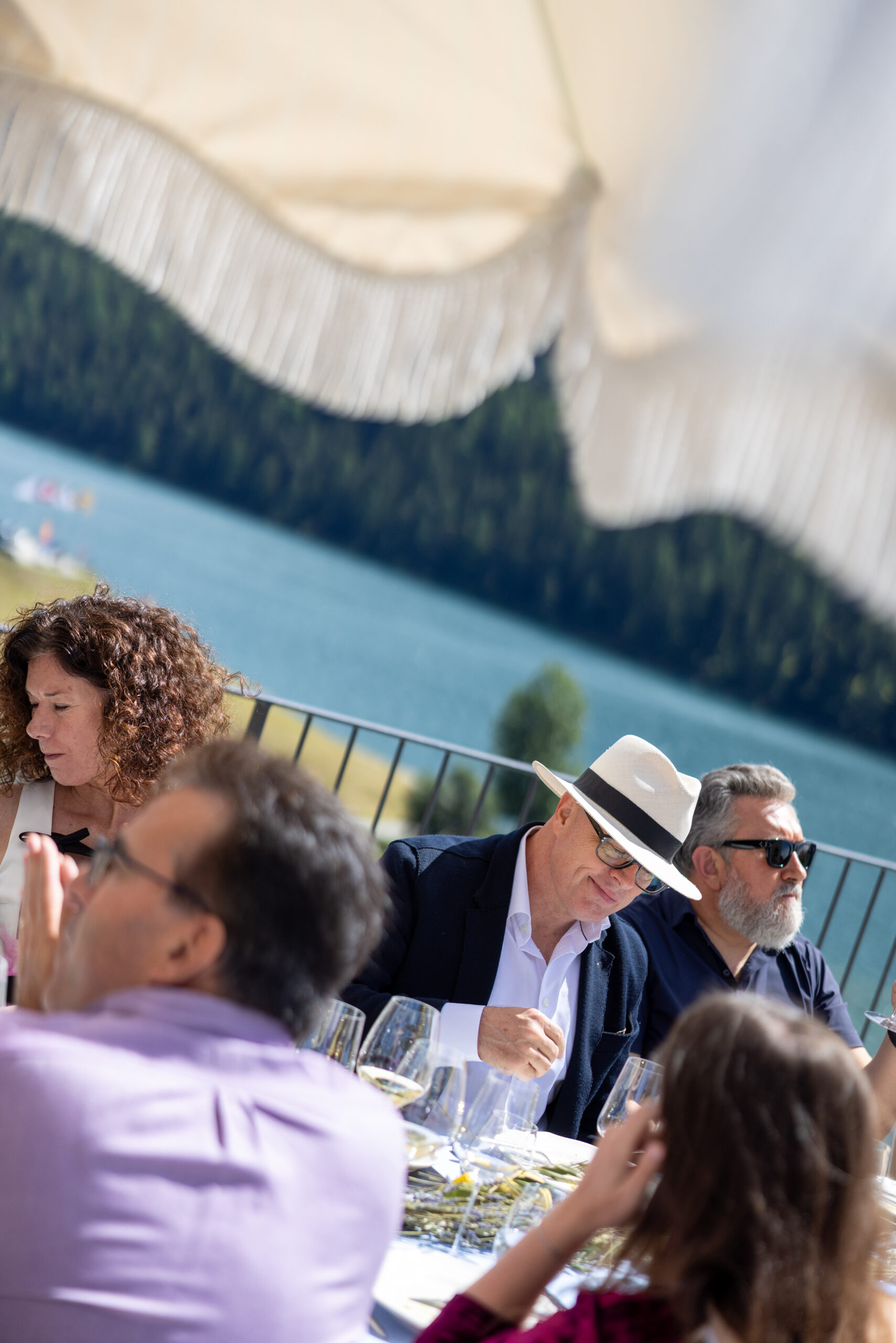 Gäste der Sun Society by GRACE beim Lunch über dem St. Moritzersee