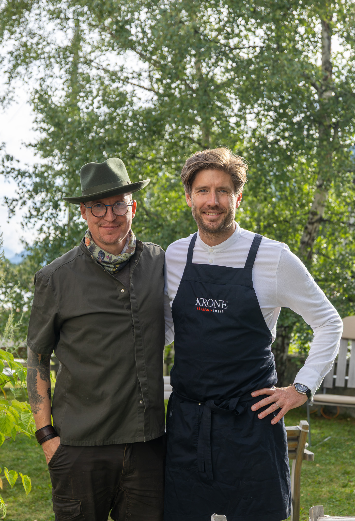 Zwei Köche vor dem 4 Hands Dinner im Garten der Krone Säumerei am Inn