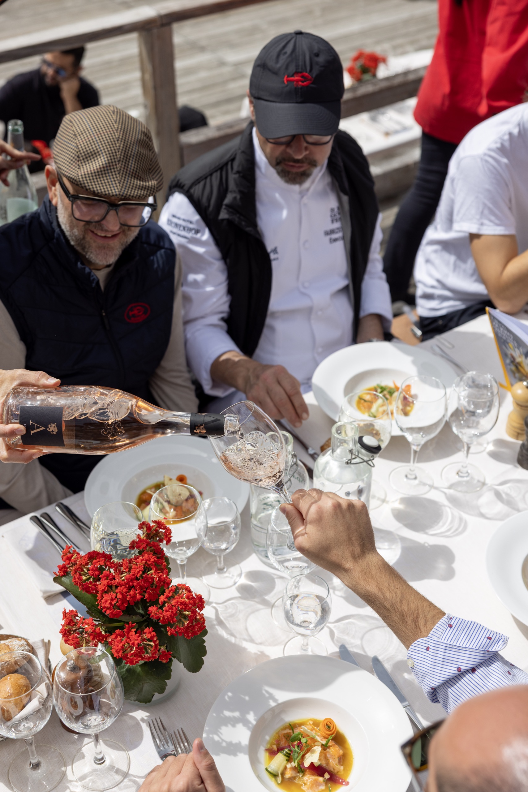 Wein wird zum Mittagessen serviert beim Chefs Lunch des St. Moritz Gourmet Festival
