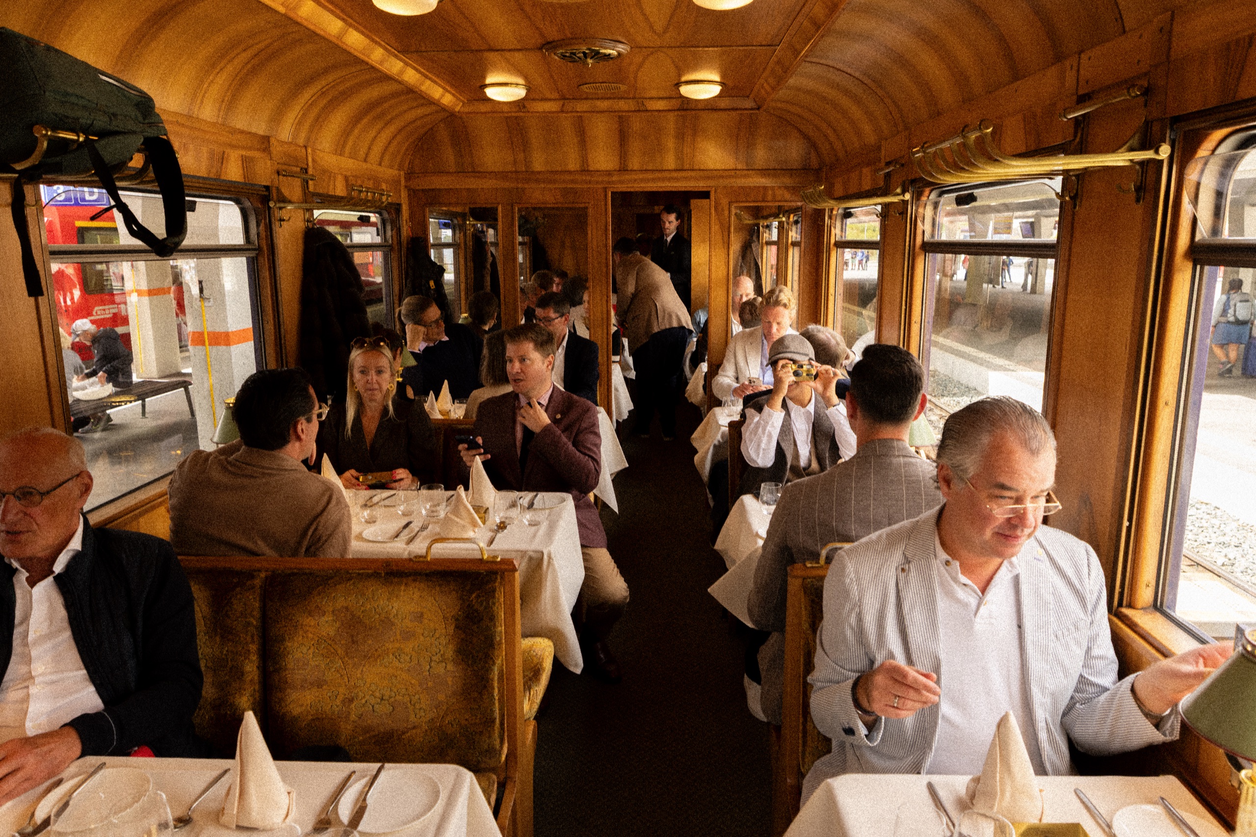 Gäste dinieren im historischen Holzwagen bei Culinary Moments in Motion