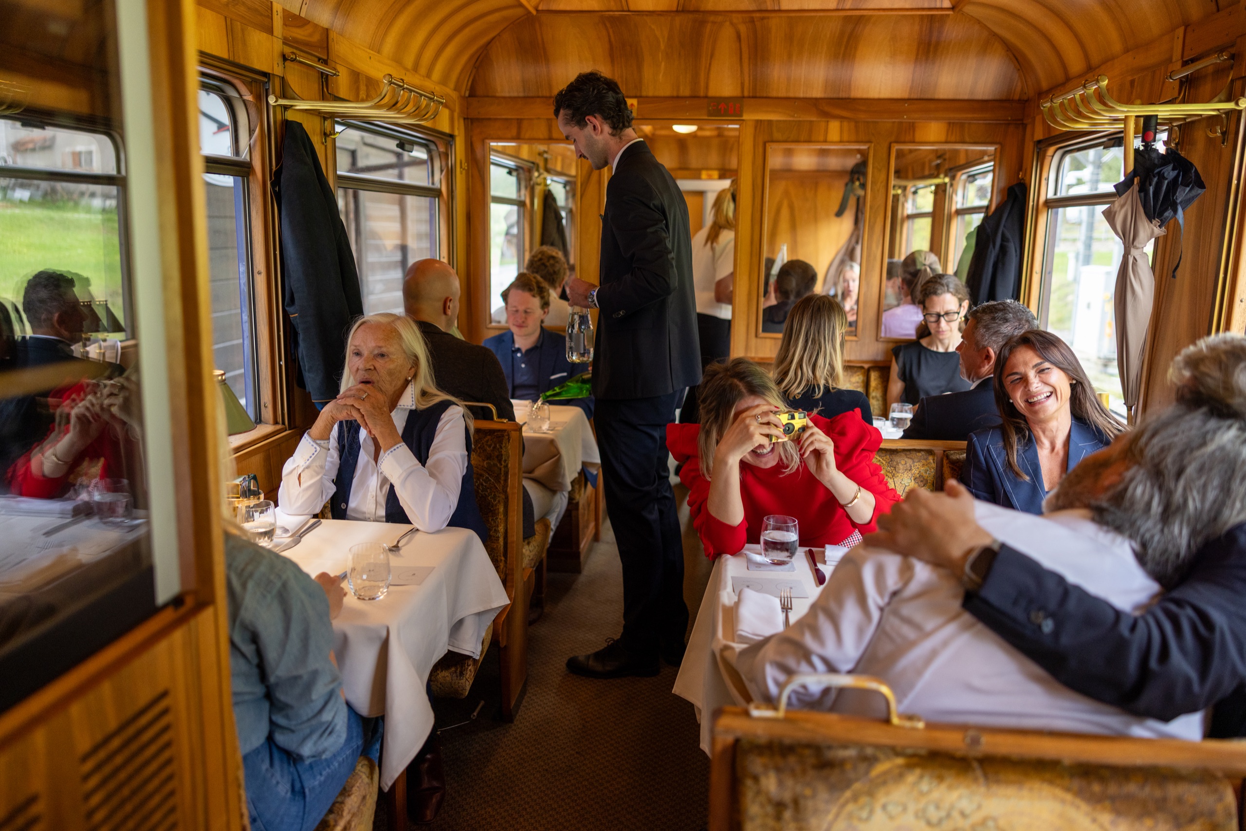 Gäste im nostalgischen Speisewagen bei Culinary Moments in Motion