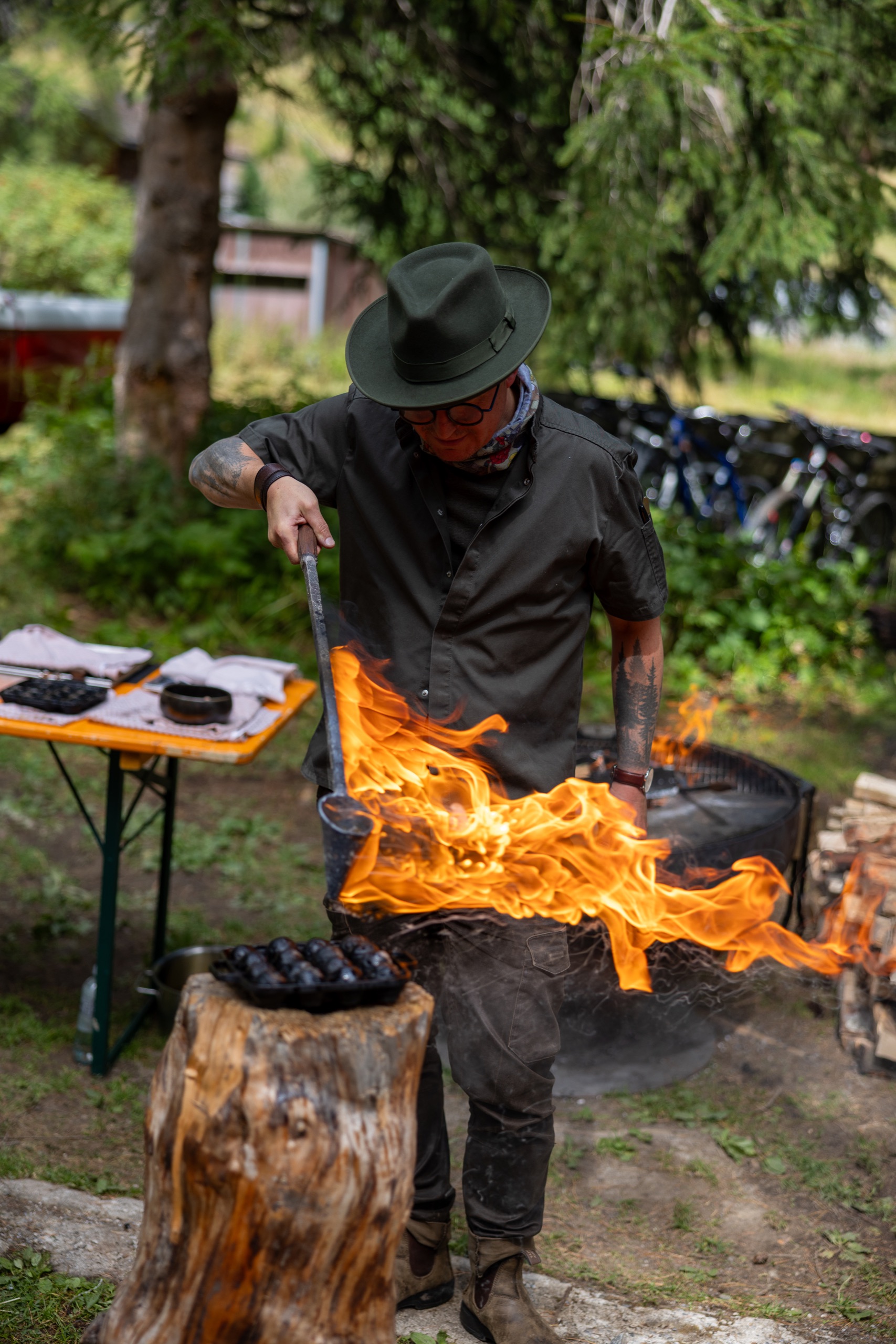 Guest Chef grillt über offenem Feuer bei Fire, Nature & Fine Dining im Val Bever