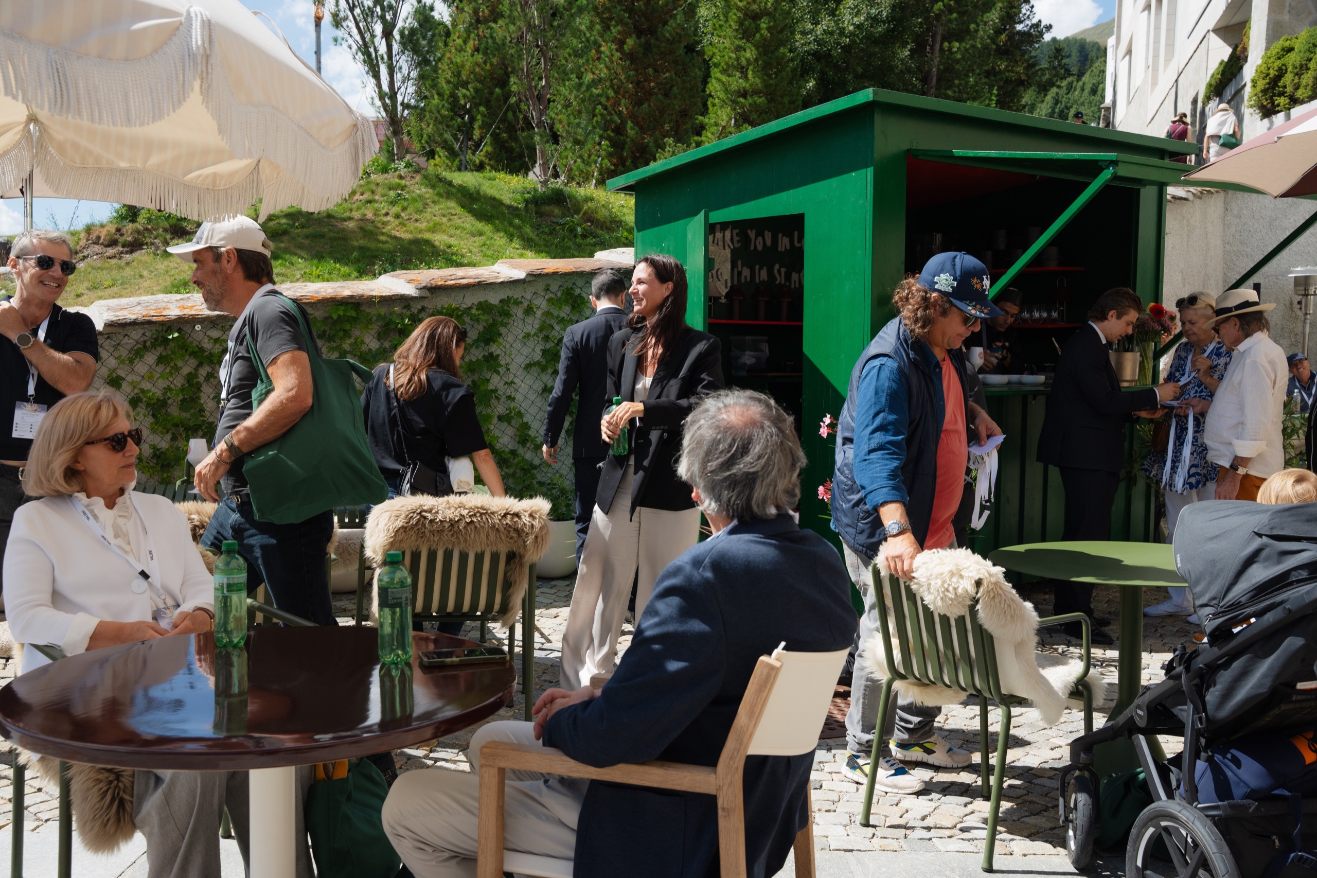 Gäste geniessen die Open Mini-Safari by Valser im Dorf St. Moritz