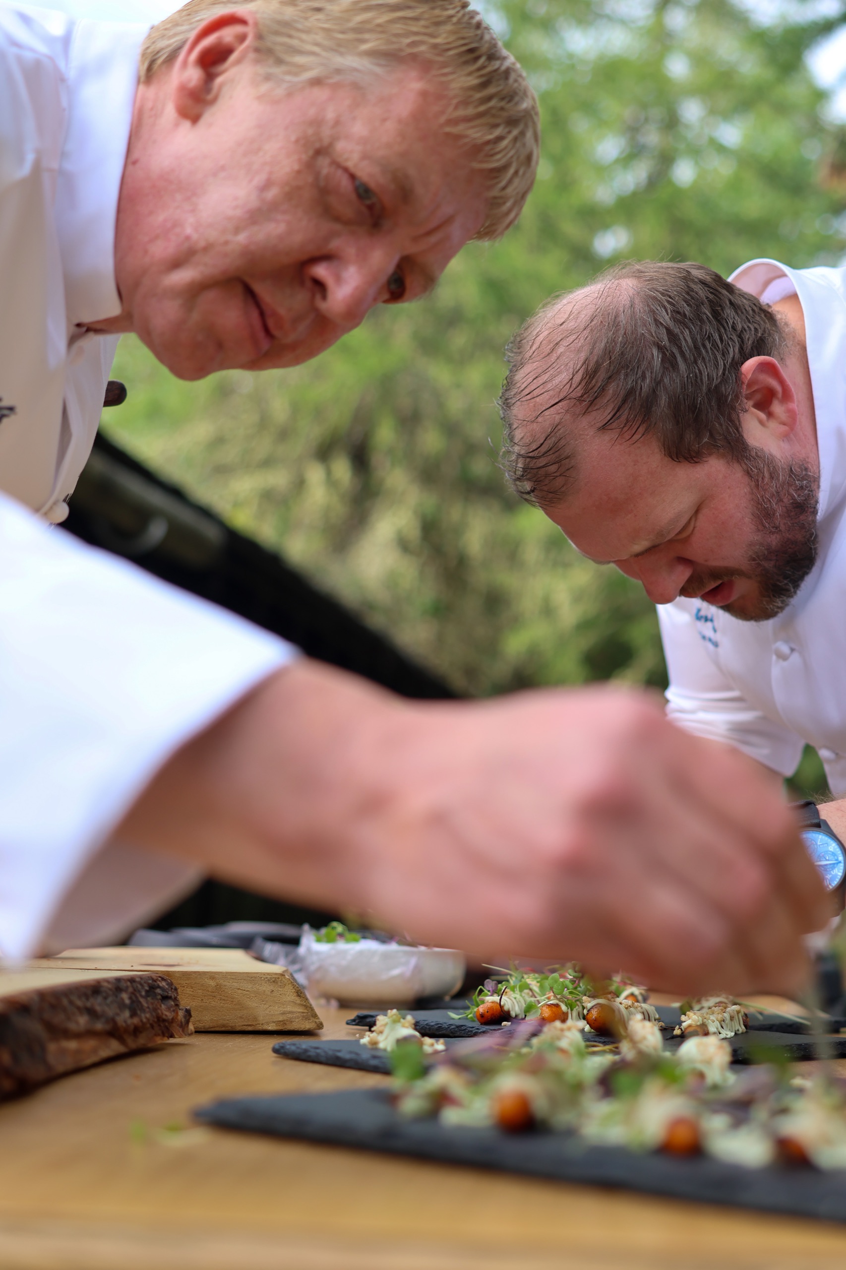 Zwei Köche richten Teller an beim Hike & Fine Dining mit dem Nira Alpina