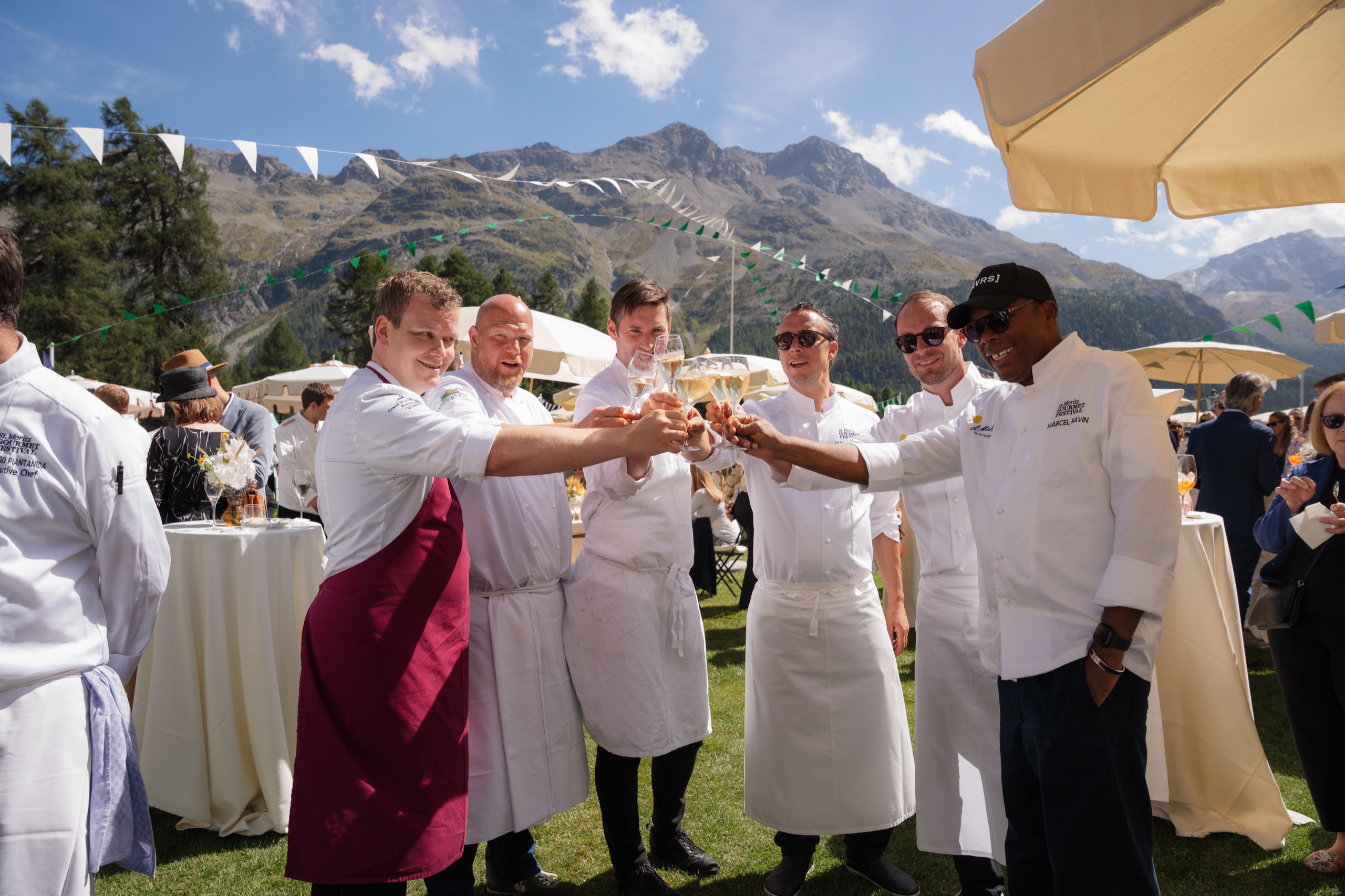 Köche stossen auf dem Rasen der St. Moritz Garden Party an