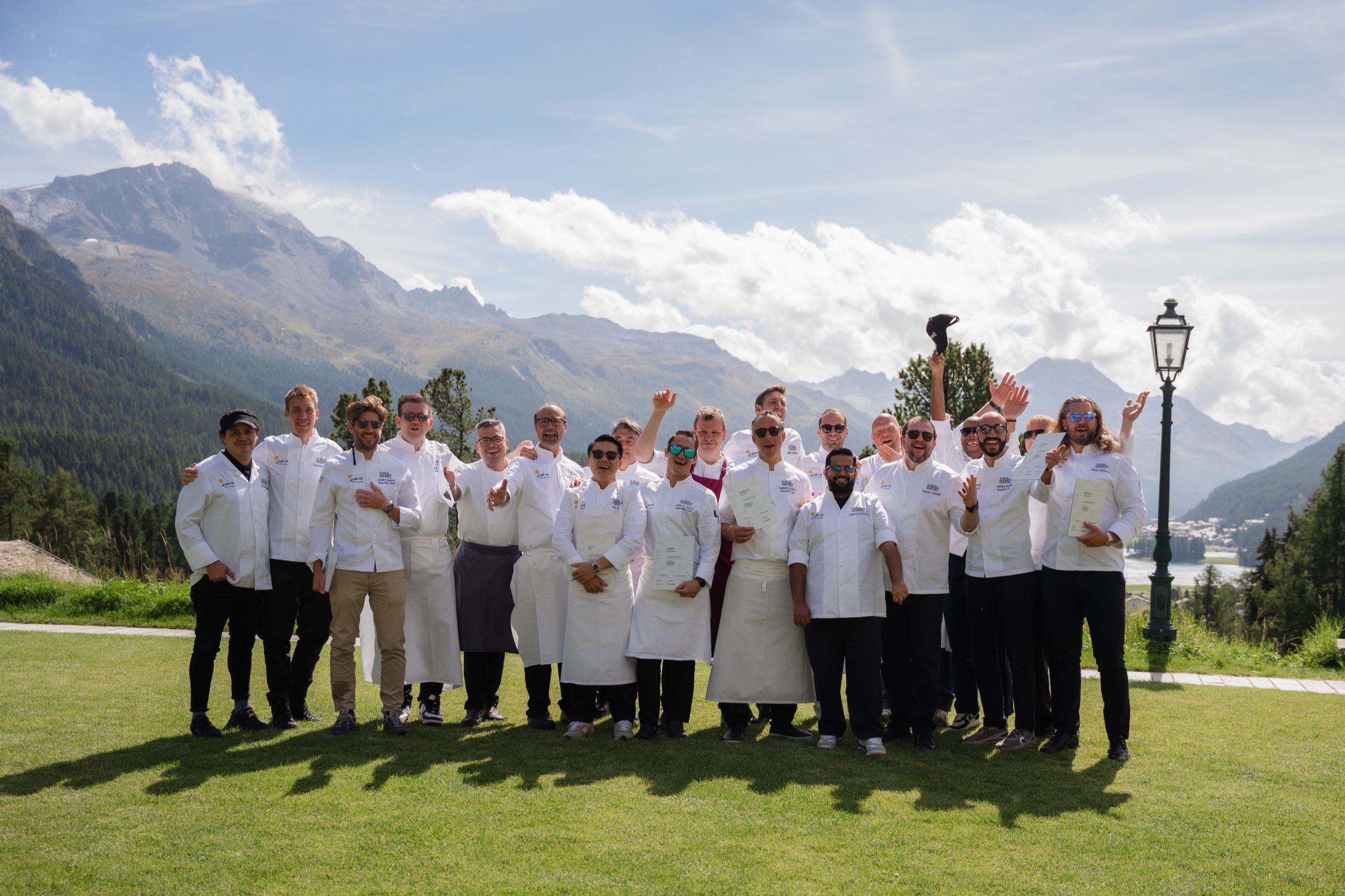 Die Guest Chefs jubeln vor dem Bergpanorama an der St. Moritz Garden Party
