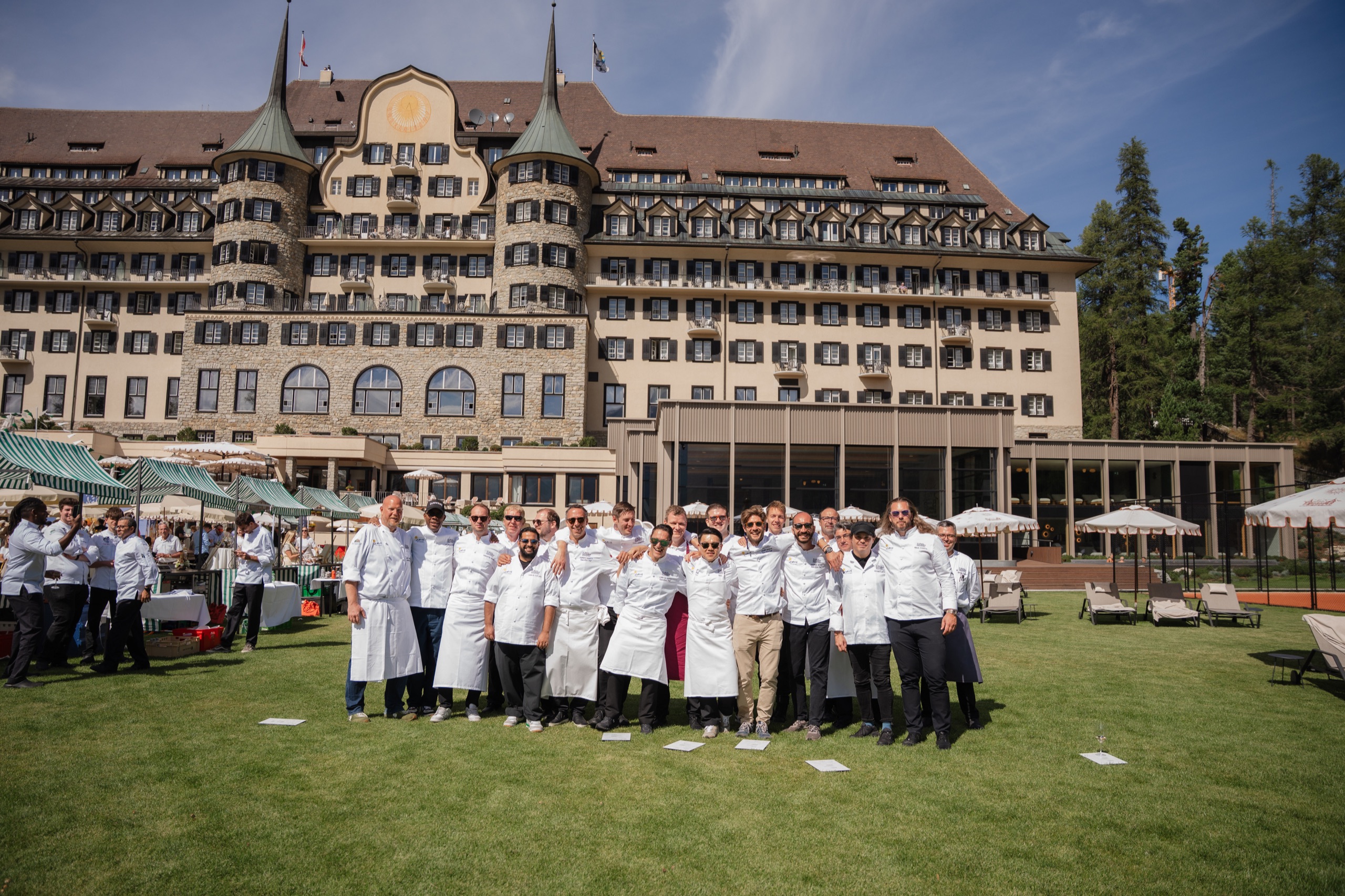 Gruppenbild der Köche vor dem Suvretta House an der St. Moritz Garden Party