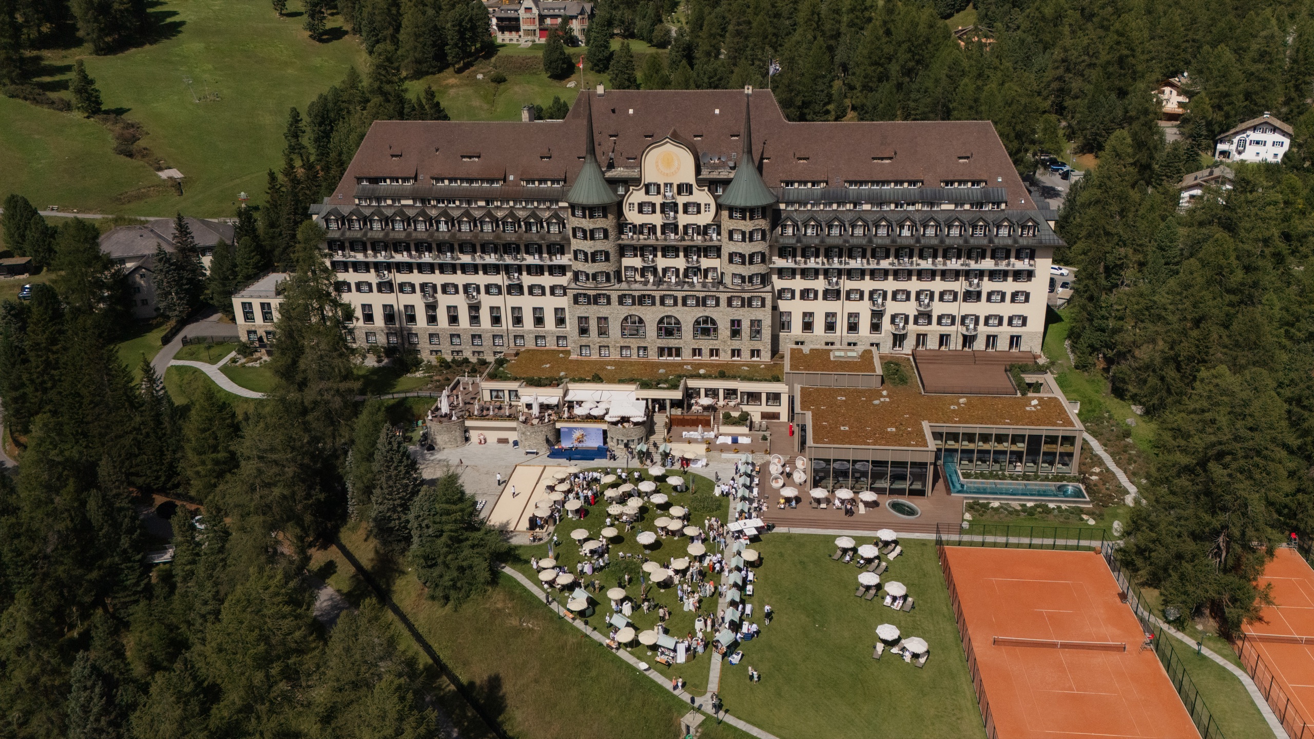 Luftaufnahme des Suvretta House mit der Garden Party im Park