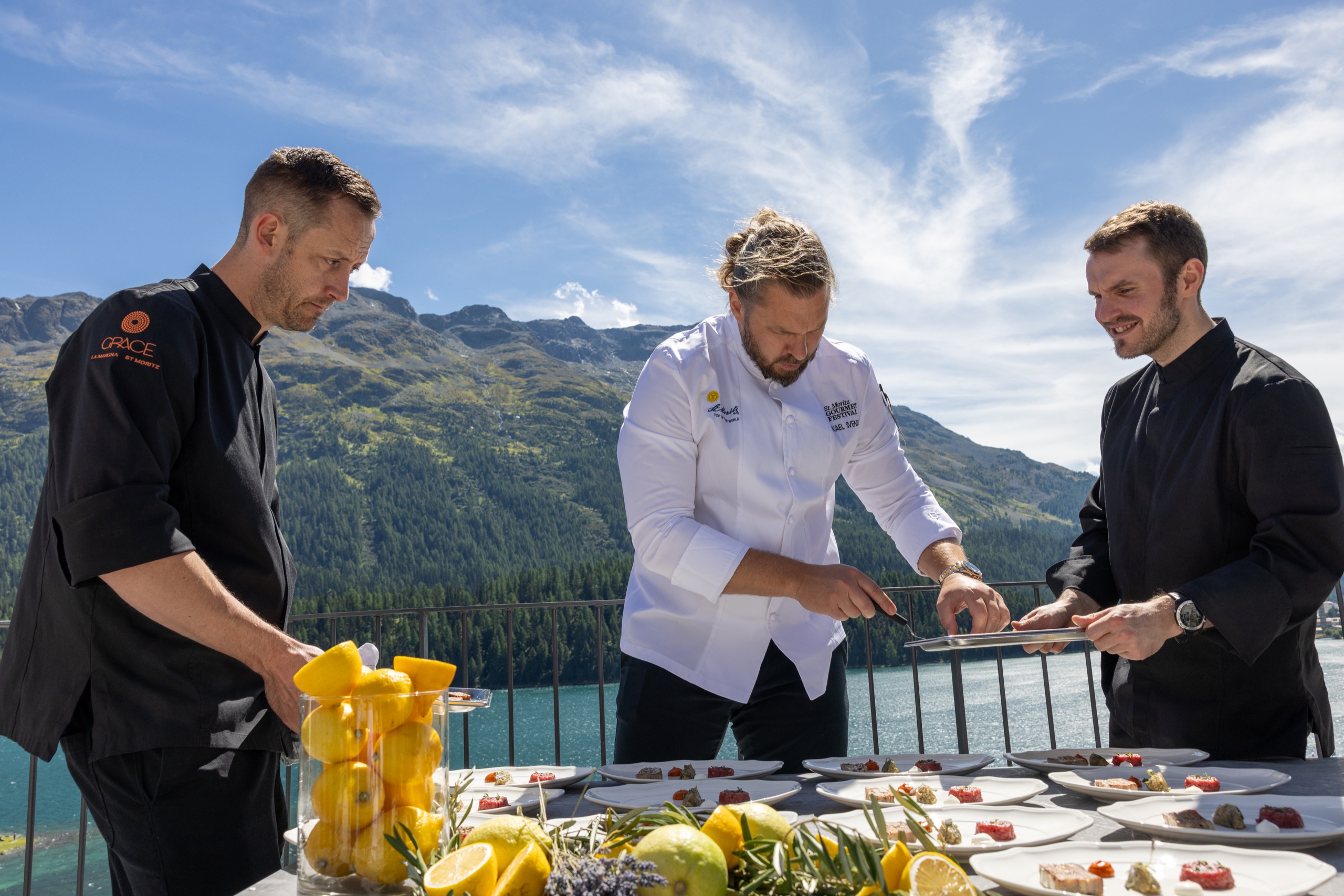 Drei Köche richten auf der Terrasse des Grace La Margna über dem St. Moritzersee an